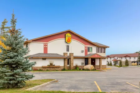 Super 8 by Wyndham Bemidji MN Отели рядом с достопримечательностью «Наймур Парк Уорминг Хаус»