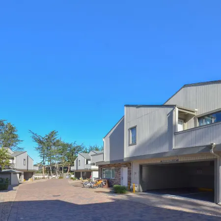 Best Western the Inn  Suites Pacific Grove Отели рядом с достопримечательностью «Парк Лаверс-Пойнт»