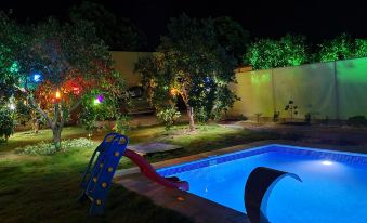 Villa with Pool Jacuzzi and Backyard in Inlice