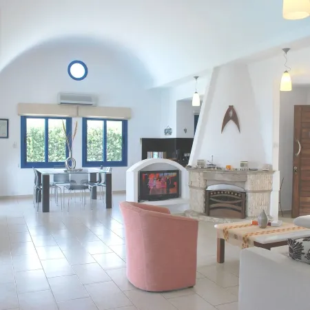 Sea Front Villa, Heated Private Pool, Amazing Location Paphos 323
