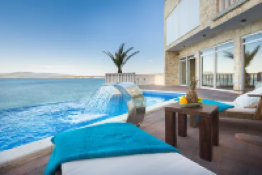 Luxury at Villa Cama - Your Dream Vacation Rental!