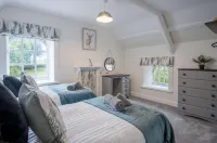 The Stables - 2 Bedroom Cottage - Princes Gate - Hot Tub