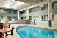 Travelodge Hotel by Wyndham Saskatoon - ที่มีสระว่ายน้ำ