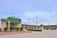 Super 8 by Wyndham Seguin Hotels in Seguin