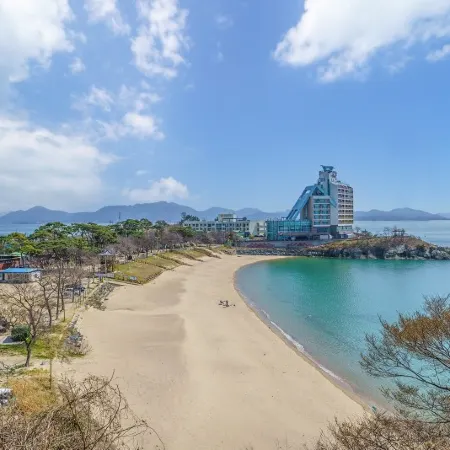 Buan Mohang Crystal Pension Отели рядом с достопримечательностью «Храм Нэсоса»
