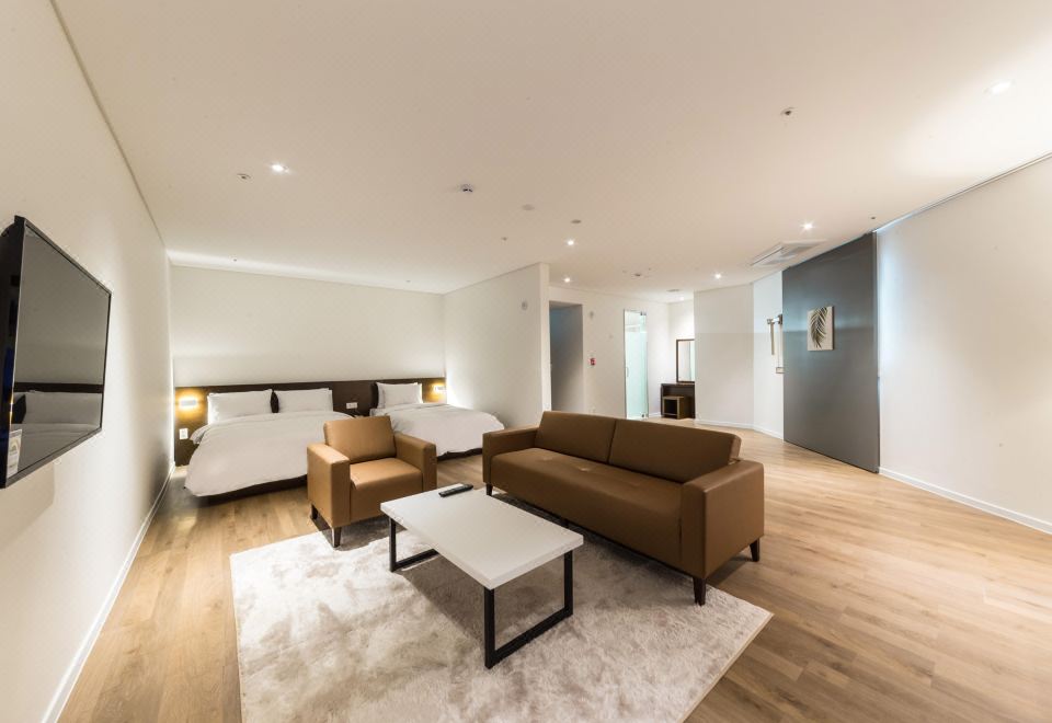 골든리버호텔의 깔끔한 침실 및 TV 시설