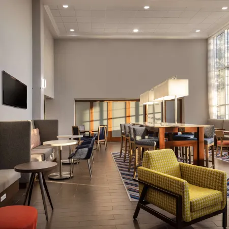Hampton Inn & Suites State College at Williamsburg Square