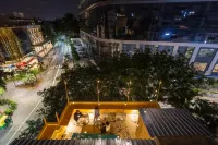 Locul Central - Church Street - Hostels