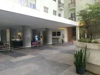 The Suite Metro Apartement by Fitri Kingpro فنادق في Buahbatu