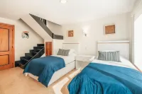 Penthouse with Jacuzzi Near the Sea C2
