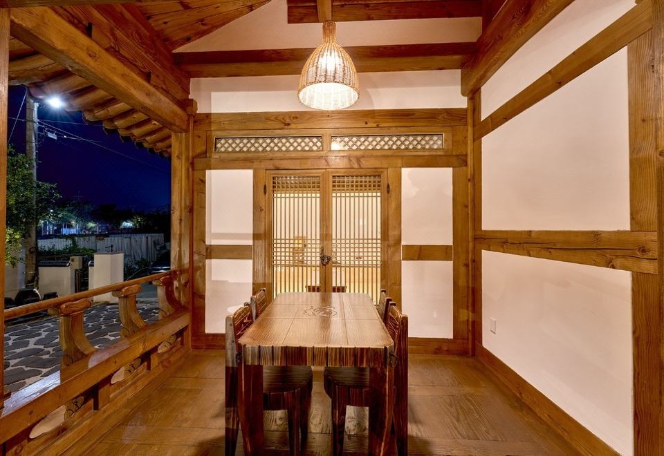 [경주 마당 한옥의 객실 내부 사진]