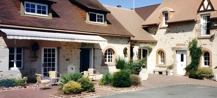 Logis Hotel Oasis Hotele w: Mayenne