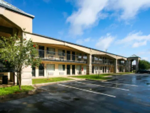 デイズ イン バイ ウィンダム フォリー フォーリーのホテル