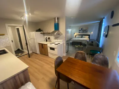 Newly Renovated 1br1ba With Asian Style Tea Room Hotels in Southwest Edmonton