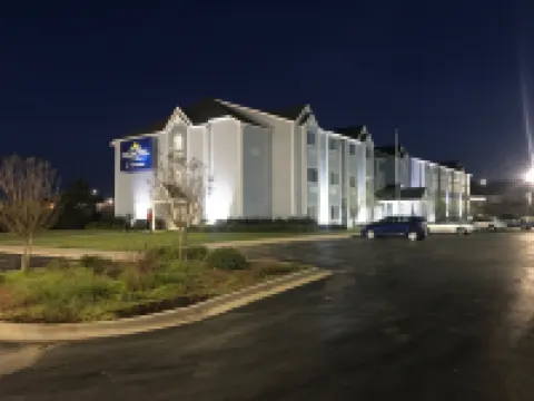 Microtel Inn & Suites by Wyndham Meridian Hotel di 