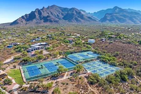 Westward Look Wyndham Grand Resort and Spa Отели рядом с достопримечательностью «Тохоно Чул | Гарденс, Галлерис, энд Бистро»