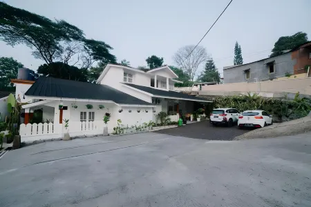 Rumah Manis Butik Hotel Отели в г. Warudoyong