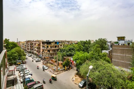 FabHotel Moro Paschim Vihar Отели рядом с достопримечательностью «NIMS Institute»