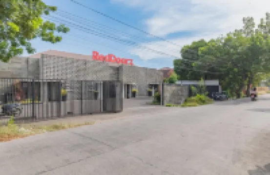 RedDoorz Plus near UNIMED Medan Hotel di Medan Estate