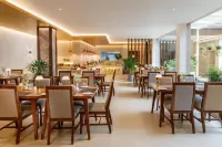 Hotel Thrive, A Tropical Courtyard