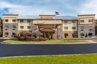 La Quinta Inn & Suites by Wyndham Fairborn Wright-Patterson Hotel dekat Park University