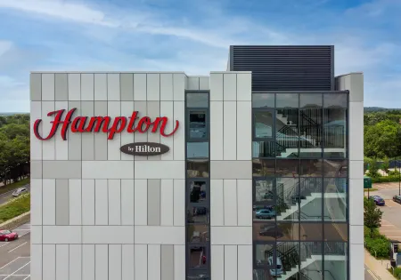 Hampton by Hilton High Wycombe Отели рядом с достопримечательностью «Библиотека Хай-Уиком»