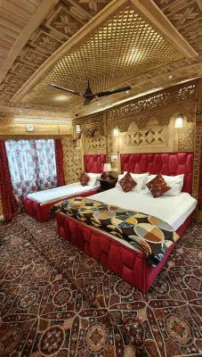 Royal Houseboat Hotels in 