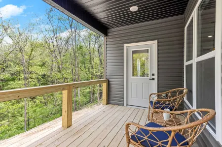 Pet-Friendly Bella Vista Home w/ King Bed, Kitchen & Trail Access