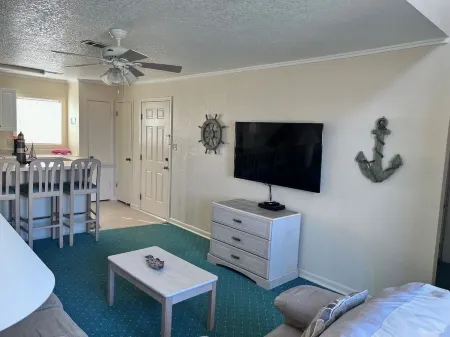 Beachfront One Bedroom Condo w/Seaside Pool. Pet Friendly! 2 or 7 night stay.