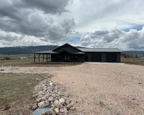 Cozy retreat located in the perfect location for views of the mountains and lake Hotels in Eagle Nest