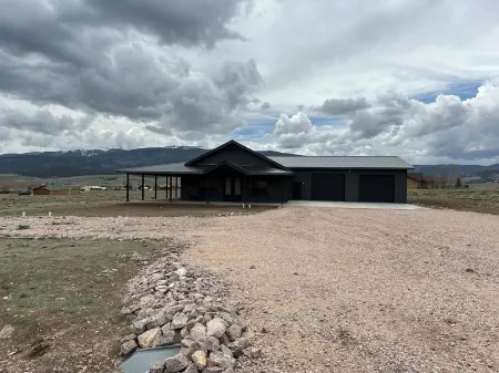 Cozy retreat located in the perfect location for views of the mountains and lake