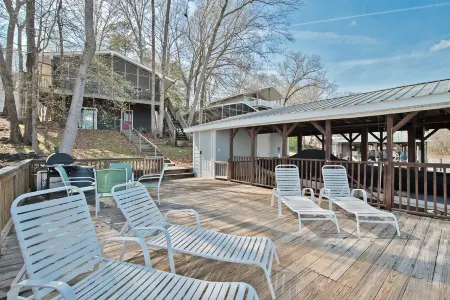 Lake Tillery- Beautiful sunrises, large screened porch, and newly renovated home