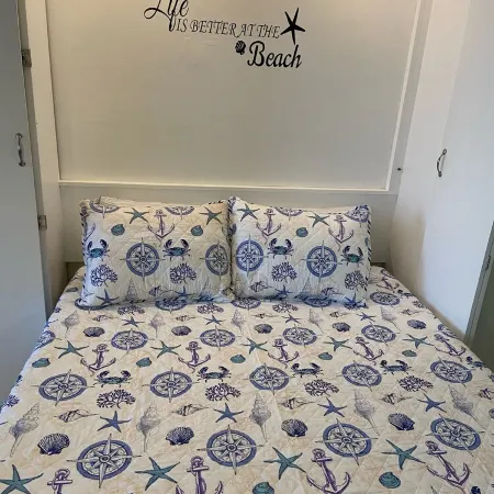 Oceanfront Studio - “also can’t get closer to the beach” View, comfy and clean!