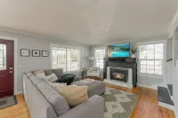 Stylish Escape - Chic & Cozy with Relaxing Backyard