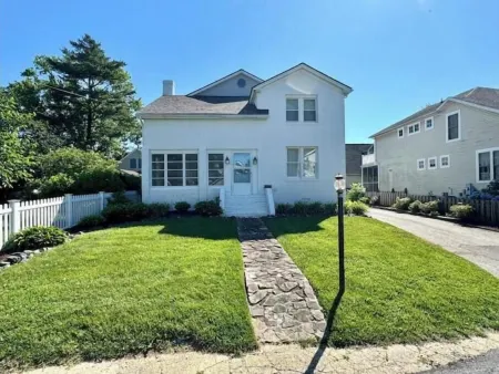 Spacious 6-Bedroom Solomons Island Retreat • Walk to Waterfront & Shops