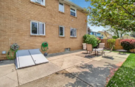 Quiet suburban home 10 minutes from airport/25 min from Niagara Falls