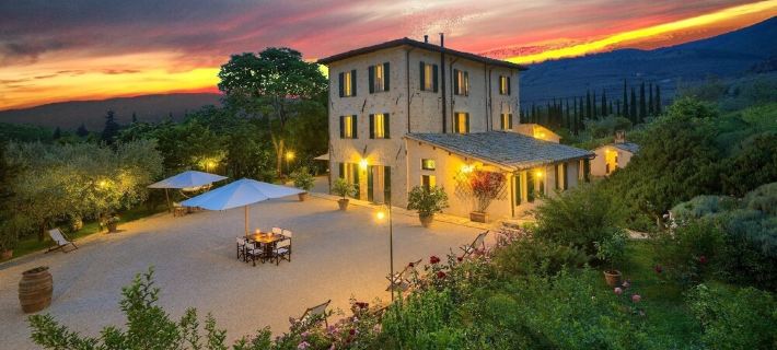 Farmhouse holidays in Umbria, the green heart of Italy, amongst art and nature スペッロのホテル