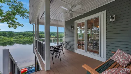 4 Season Lakeside Cottage - The Dragonfly Inn & Resort