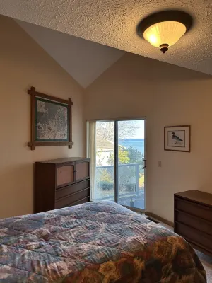 Condo in world class Leelanau Peninsula, Suttons Bay Beach Condo