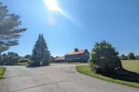Peaceful, Spacious Lodge with Golf & Sunset Views