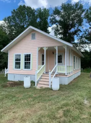 Cheerful One bedroom cottage in the country