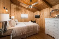 Blue Ridge Cabin with Modern Farmhouse Decor on Private Stream