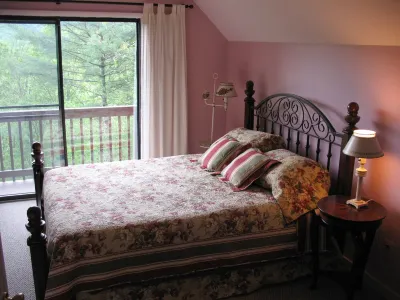 Beautiful Mountain View, Secluded Romantic, Family Friendly, WiFi, Discounted