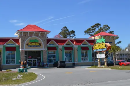 Short walk to the beach Dog friendly too! Docking for boaters!