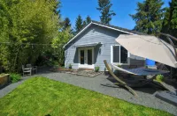 Oly Oasis - charming bungalow in Olympia with WiFi, AC and your own backyard!!