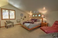 Newly Remodeled, Bright & Spacious Modern Home, 15 min Walk to Downtown & Pools!