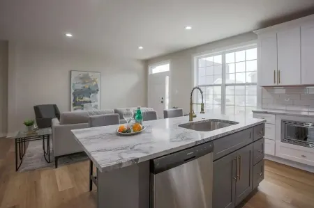 Modern & Cozy Haven ~ Close to Downtown!