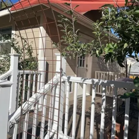 Luxuriously comfortable & peaceful getaway downtown Ashland, with views.