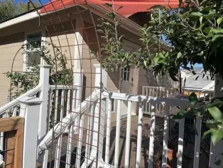 Luxuriously comfortable & peaceful getaway downtown Ashland, with views.