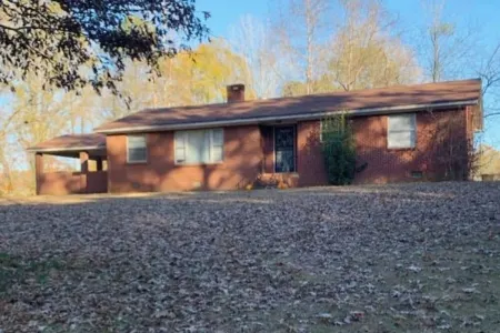 Lida's Place - 3 BR 2 BA Ranch House - 7.6 miles to Grenada Lake